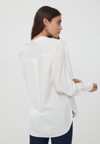 Terranova CON COLLETTO E SCOLLO A V - Camicia - bianco lana