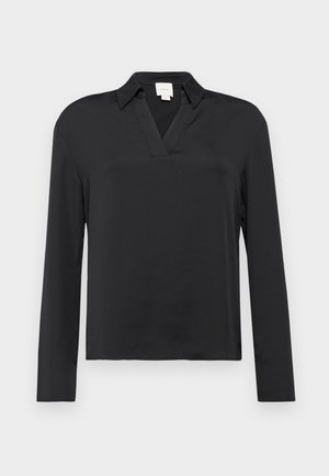 Silete varrukatega must särk sileda kangaga, millel on nurgeline kaelus ja vabalt langev lõige. Lihtne disain ilma nähtavate mustrite või aktsentideta.