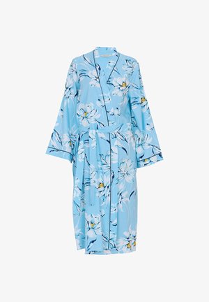 Jasnoniebieski szlafrok w kwiatowy wzór, z długimi rękawami, czarnymi lamówkami i pasującym paskiem z tego samego materiału przewiązanym w talii.