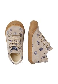 Baskets en suède beige avec une semelle en caoutchouc, ornées de motifs sportifs bleus (ballons de basket, ballons de football) et de lacets beige.