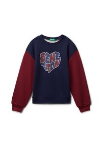 Felpa blu navy con maniche bordeaux e la scritta "BENETTON" in lettere stilizzate che formano una forma a cuore sulla parte anteriore.