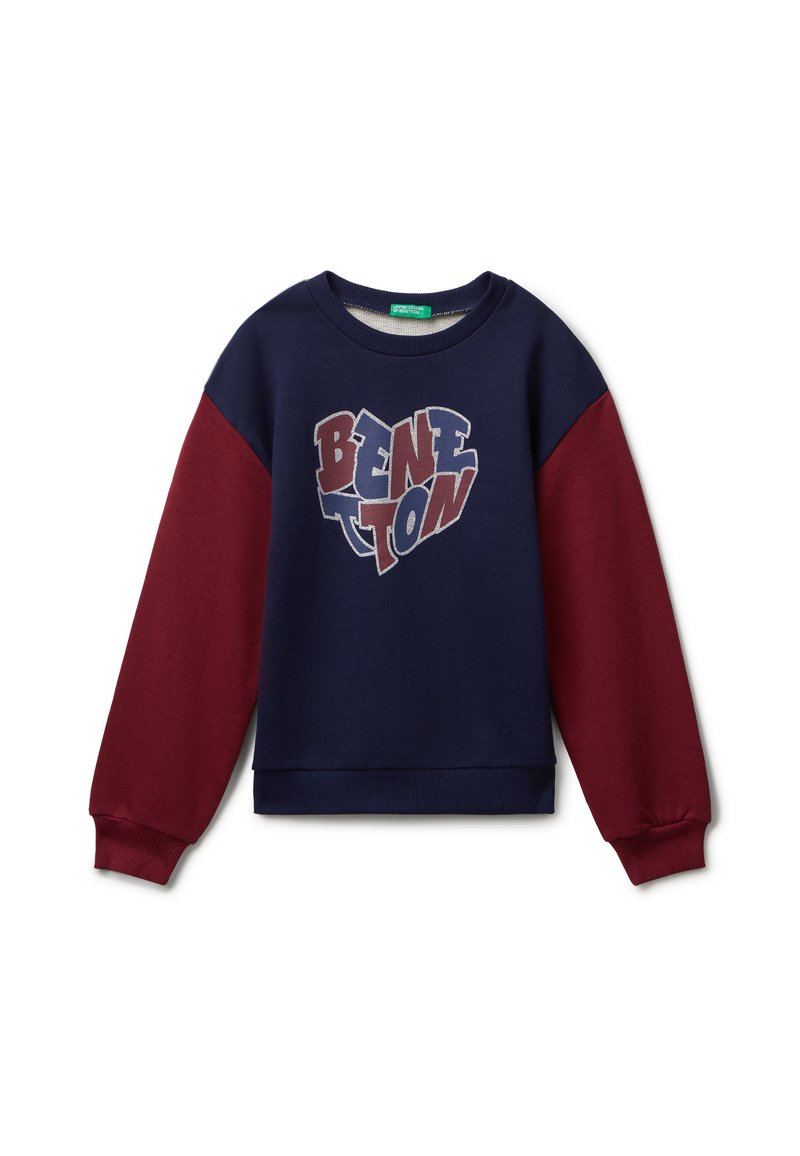 Felpa blu navy con maniche bordeaux e la scritta "BENETTON" in lettere stilizzate che formano una forma a cuore sulla parte anteriore.