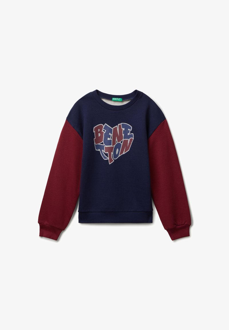 Sudadera azul marino con mangas color burdeos y la palabra "BENETTON" en letras estilizadas formando una forma de corazón en el frente.