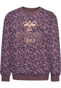 Lila sweatshirt med ett texturerat djurtryck, ribbad rund hals och mudd. Glittrande guld "HUMMEL 1923" logotyp i mitten.