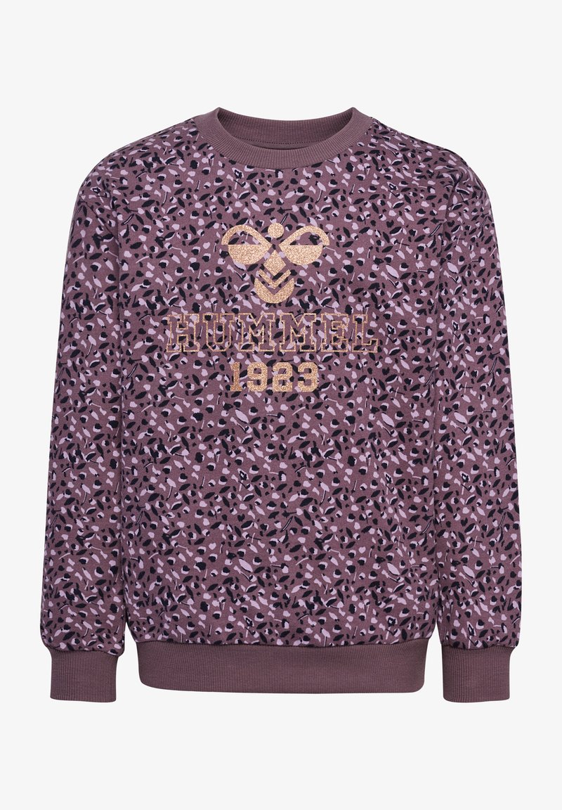 Lila sweatshirt med ett texturerat djurtryck, ribbad rund hals och mudd. Glittrande guld "HUMMEL 1923" logotyp i mitten.