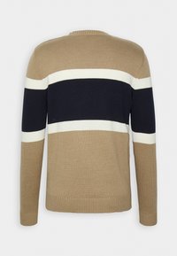 Beżowy sweter z granatowo-białymi poziomymi paskami, o prążkowanej fakturze, okrągłym dekolcie i dopasowanych mankietach, charakteryzujący się klasycznym wzornictwem.