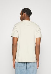 Tommy Jeans ESSENTIAL FLAG TEE  - Paprasti marškinėliai - beige