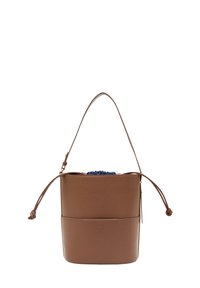 Borsa a secchiello in pelle marrone con chiusura a coulisse blu navy, dotata di una sola tracolla e di una fascia di accento orizzontale alla base.