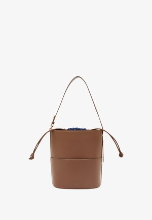 Borsa a secchiello in pelle marrone con chiusura a coulisse blu navy, dotata di una sola tracolla e di una fascia di accento orizzontale alla base.