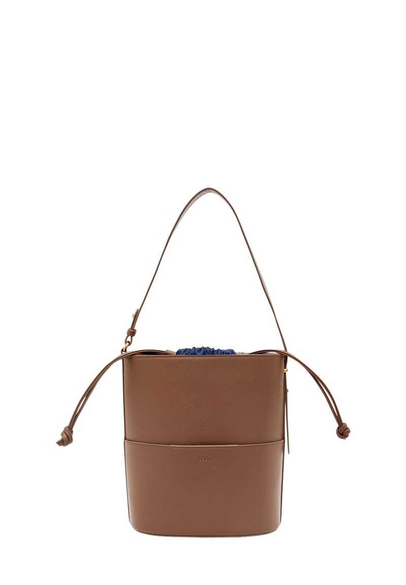 Borsa a secchiello in pelle marrone con chiusura a coulisse blu navy, dotata di una sola tracolla e di una fascia di accento orizzontale alla base.