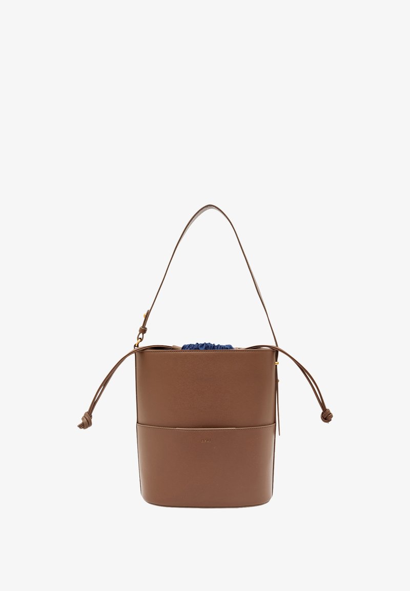 Borsa a secchiello in pelle marrone con chiusura a coulisse blu navy, dotata di una sola tracolla e di una fascia di accento orizzontale alla base.