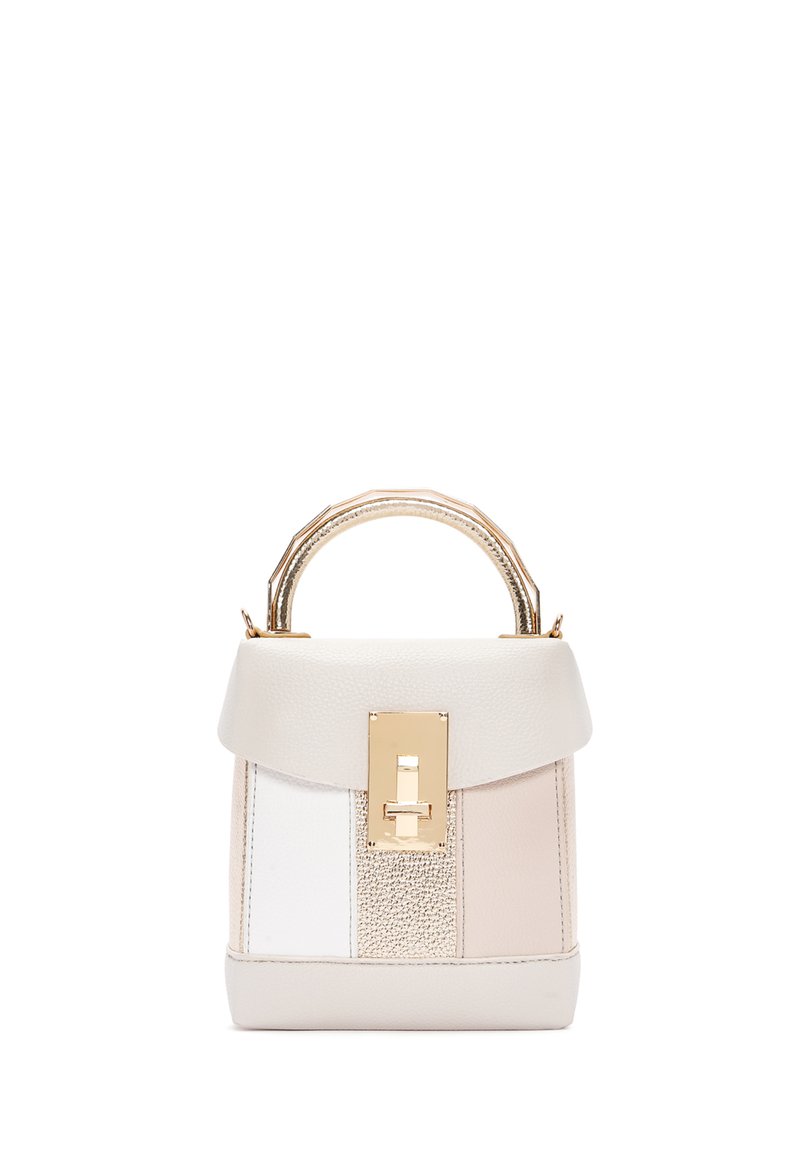Borsa strutturata con un design a pannelli in beige, bianco e metallizzato texturizzati. Presenta una chiusura dorata, un manico corto e una finitura in pelle liscia.