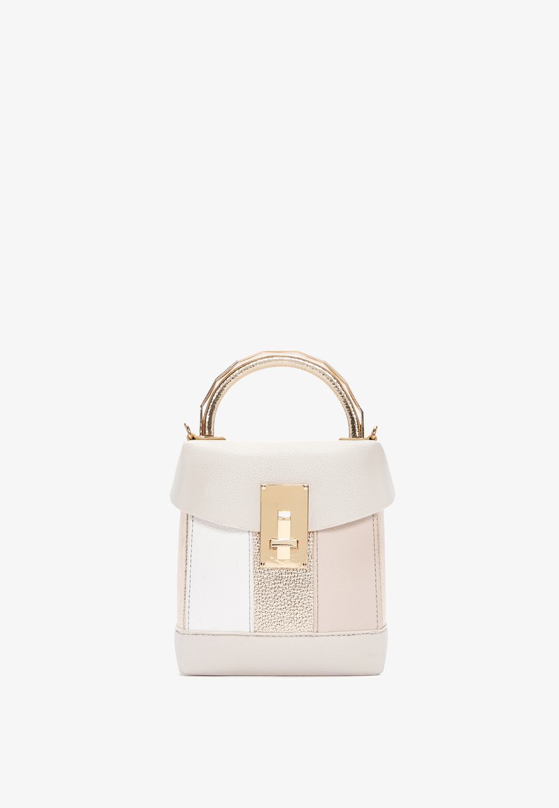 Borsa strutturata con un design a pannelli in beige, bianco e metallizzato texturizzati. Presenta una chiusura dorata, un manico corto e una finitura in pelle liscia.