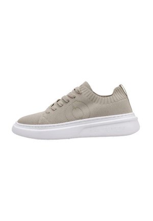 Zapatillas de punto beige con parte superior texturizada, puntera redonda, suela blanca y una pestaña decorativa en el talón con el logotipo de la marca.