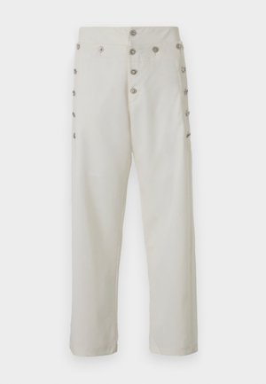 Cremfarbene Hose mit geradem Schnitt, die dekorative silberfarbene Knopfdetails an beiden Seiten sowie eine glatte Stoffstruktur bietet.