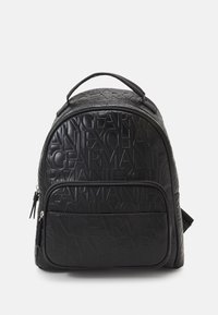 Zaino in pelle nera con motivo a logo stampato, forma arrotondata, manico superiore e tasca frontale con zip e dettagli in argento.