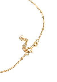 Guldtonet metalarmbånd med teksturerede kædelinks, prydet med en klipslås og små dekorative løkker langs kæden.