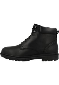 Botas de cuero negras hasta el tobillo con punta redondeada, cordones en la parte delantera y superficie texturizada. Cuenta con una suela de goma duradera para mayor tracción.