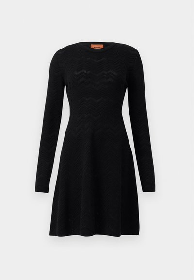 Fekete, hosszú ujjú ruha, amely texturált cikk-cakk mintázattal, kerek nyakkivágással és A-vonalú sziluettel rendelkezik. Puha kötött anyag.