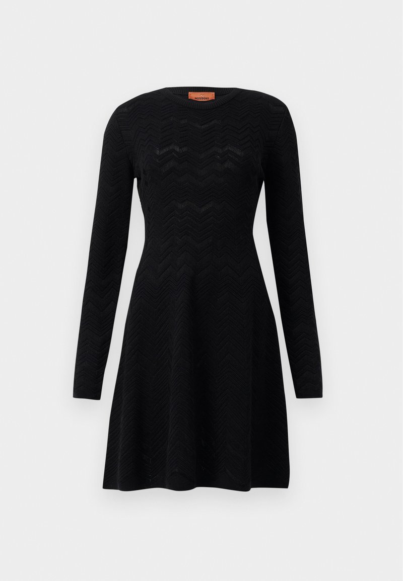 Robe noire à manches longues avec un motif en zigzag texturé, un col rond et une silhouette en A. Matière en tricot douce.