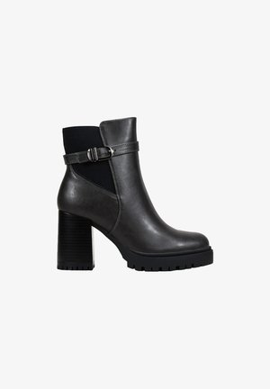 Botín de cuero gris hasta el tobillo con un acabado texturizado, tacón cuadrado y paneles laterales elásticos. Presenta un detalle de hebilla en la correa.