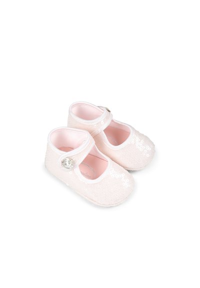 Chaussures Mary Jane rose pâle en tissu doux, ornées de paillettes et d'un bouton décoratif, avec une sangle sécurisée pour un bon ajustement.