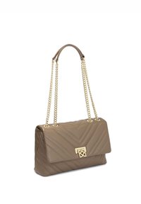 Borsa a tracolla in pelle marrone trapuntata con patta ripiegabile e catene dorate. Presenta un dettaglio del logo dorato sul fronte.