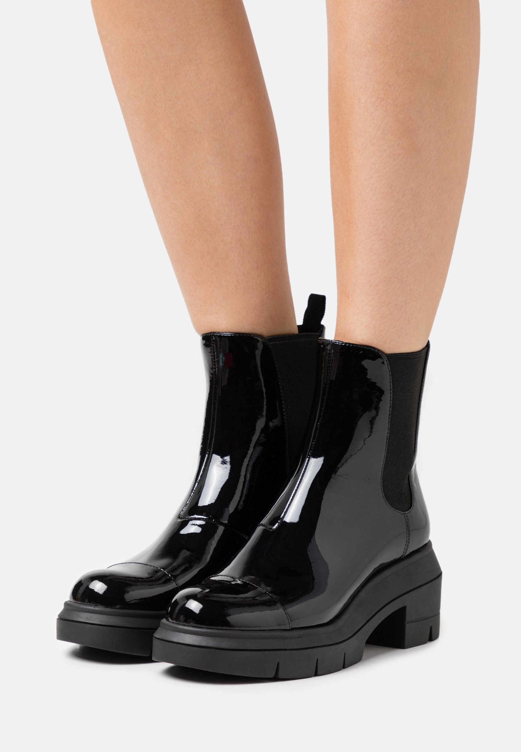 stuart weitzman chelsea boots