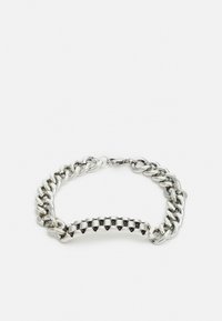 Pulseira de metal prateado com um design de corrente robusta, com elos lisos e uma seção central de tachas planas em forma de pirâmide. Fecho ajustável.