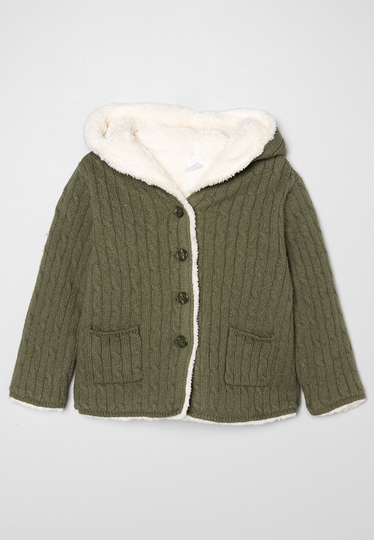 Giacca con cappuccio verde oliva con un design a coste testurizzate, caratterizzata da un morbido interno color crema, quattro bottoni e due tasche frontali.