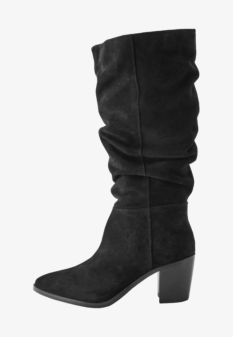 Botte en daim noir, haute jusqu'au genou, au design décontracté, avec un bout carré et un talon bloc robuste. Présente des accents cousus le long des côtés.