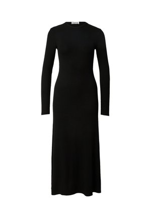 Schwarzes, geripptes Langarmkleid mit Rundhalsausschnitt, taillierter Silhouette und verlängertem Saum, aus einem dehnbaren Stoff gefertigt. Keine sichtbaren Muster.