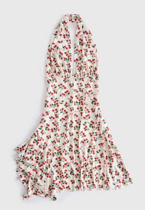 Weißes Neckholderkleid mit ausgestelltem Rock, verziert mit einem Muster aus roten Kirschen und grünen Blättern.