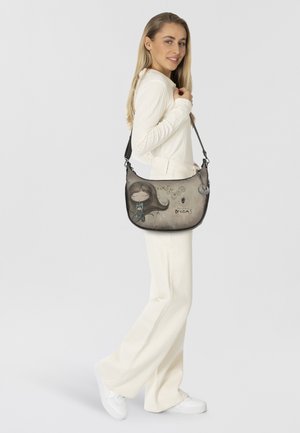 Graue Schultertasche mit einem cartoonhaften Design, das ein Mädchen, florale Muster und den Text "Träume" zeigt. Hergestellt aus synthetischem Material mit einer strukturierten Oberfläche.