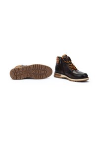 Bottines en cuir noir avec des accents marron, à lacets à l'avant, fermeture éclair sur le côté et semelle en caoutchouc texturée. Présente des détails de couture contrastante.