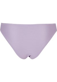 Világos lila bikini alsó, bordázott textúrával, közepes magasságú vágással és tiszta szélekkel, látható fém díszítés vagy kiegészítők nélkül.