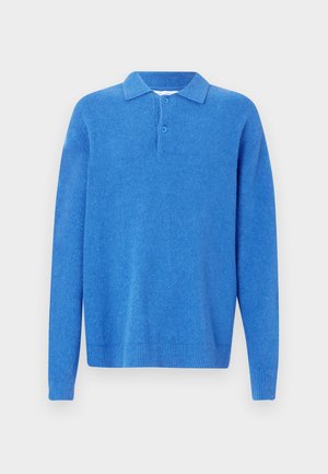 Polo pulover z dolgimi rokavi v modri barvi iz pletene tkanine z dvema gumboma ter rebrastimi manšetami in robom, prikazan na enostavni beli podlagi.