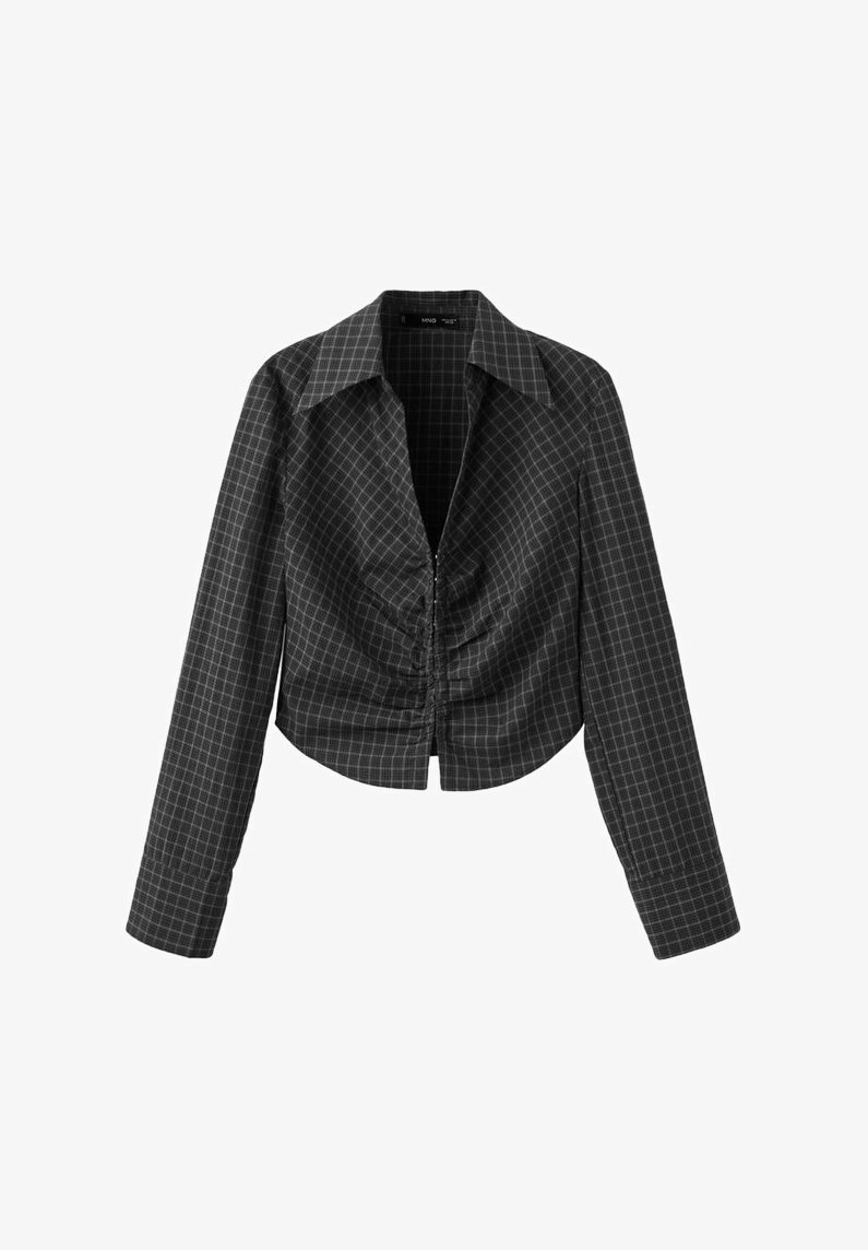 Camisa negra recortada con un patrón a cuadros, mangas largas y un cuello prominente. Detalle fruncido elástico en la parte frontal. Textura suave.