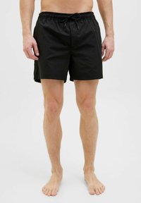 Zwarte zwemshorts met een elastische tailleband en een verstelbaar trekkoord. Voorzien van een gladde, lichte stof en een lengte tot halverwege de dij.