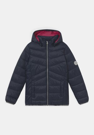 Veste matelassée bleu marine avec capuche, dotée d'une doublure rose contrastante, d'une fermeture éclair, de poches latérales et d'un design matelassé horizontal.