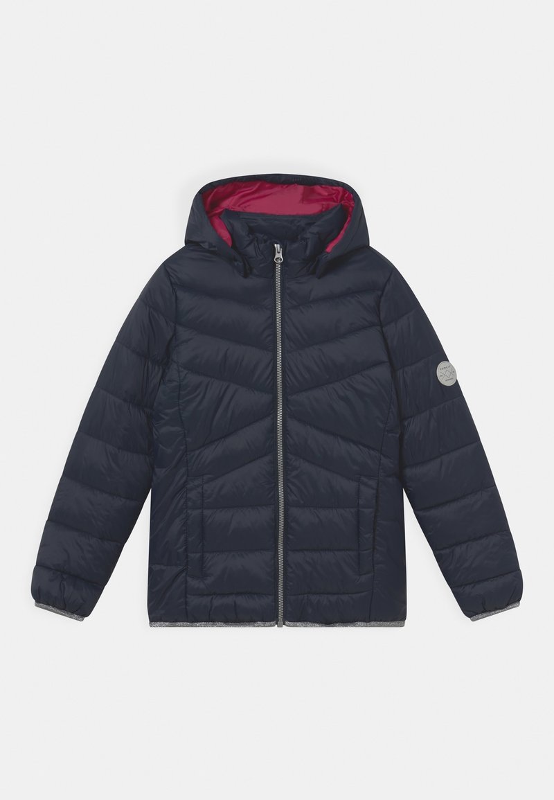 Veste matelassée bleu marine avec capuche, dotée d'une doublure rose contrastante, d'une fermeture éclair, de poches latérales et d'un design matelassé horizontal.