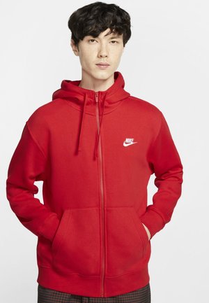 Felpa rossa con zip realizzata in tessuto morbido, dotata di tasca a marsupio e di un piccolo logo Nike bianco sul lato sinistro superiore.