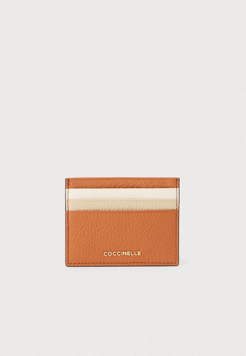 Porte-cartes en cuir orange et crème, avec une finition texturée, plusieurs emplacements pour cartes et un logo embossé en bas.