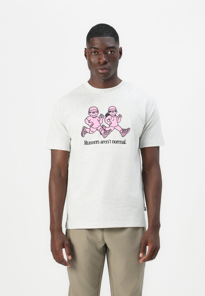 Grå bomulds t-shirt med et pink grafisk motiv af to tegneserie-løbere og teksten "Løbere er ikke normale" i sort. Kortærmet, rund hals.