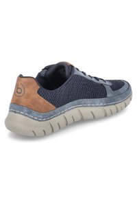 Marineblaue Sneaker mit Mesh- und Wildlederdetails, beige Akzenten und einer flexiblen grauen Gummisohle mit strukturiertem Muster. Schnürdesign sichtbar.