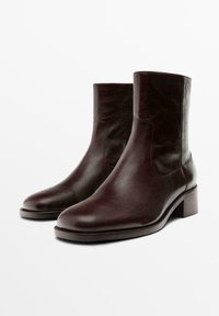 Bordové kožené kotníkové boty se čtvercovou špičkou, bočním švem a masivním podpatkem, s hladkým, lesklým povrchem.