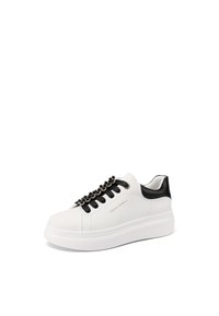 Sneaker bianca in pelle con tacco nero, dettagli in pizzo nero e perline decorative metalliche sui lacci. Presenta una suola a piattaforma per aumentare l'altezza.