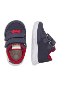Modré a červené dětské tenisky s dvojitými suchými zipy, strukturovanou textilií, polstrovaným vnitřkem a bílou gumovou podrážkou.