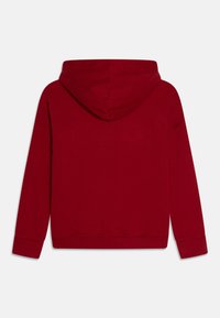 Rød hættetrøje med blød tekstur, lange ærmer og enkelt design med rund halsudskæring og kant. Ingen synlige logoer eller mønstre.