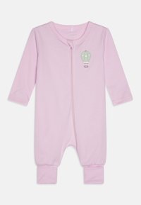 Combinaison en coton doux à manches longues, rose, avec fermeture éclair et pieds en poche. Présente un graphique de montgolfière en haut à gauche.